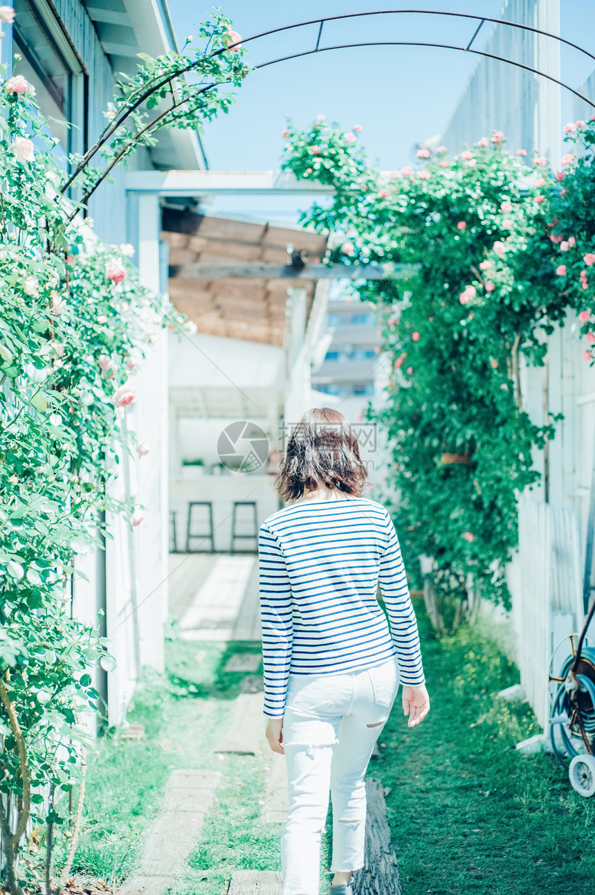 美丽孤独的空白部分花生活女肖像图片