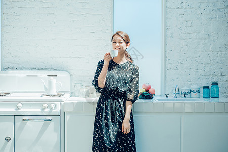 一人亚洲人肖像生活方式女人喝咖啡室内高清图片素材