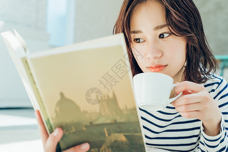 看书喝咖啡的女性图片