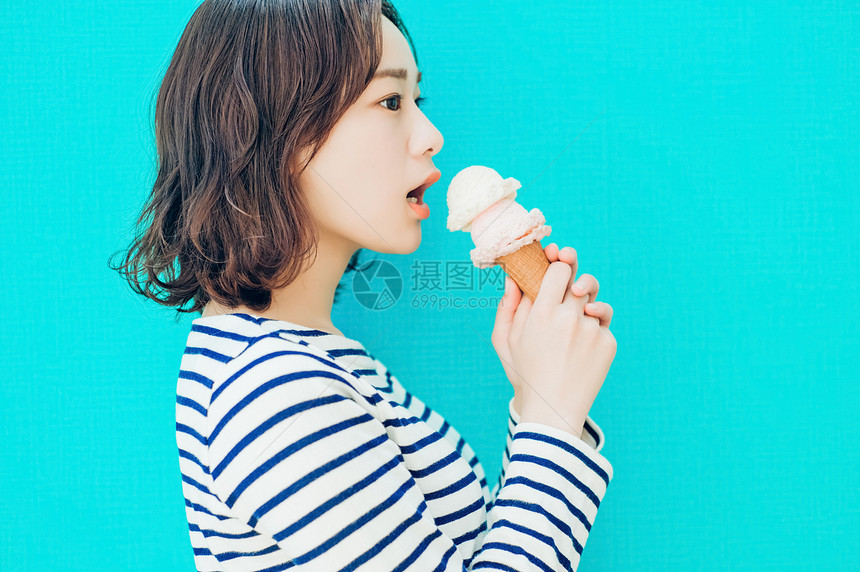 吃冰激凌的女性图片