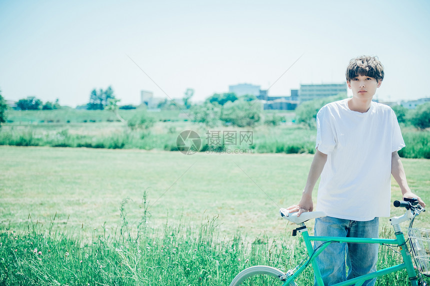 户外骑自行车的男性图片