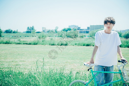 户外骑自行车的男性图片