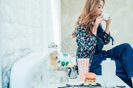 女人在室内吃早餐喝咖啡图片