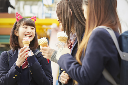 高中女孩在游乐园里吃冰淇淋图片