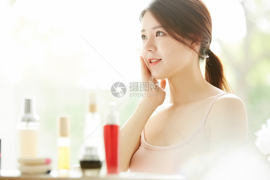 韩国人脸颊粉底霜女美的形象图片