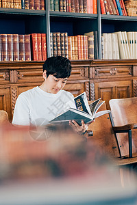 图书馆里阅读书籍的大学生图片