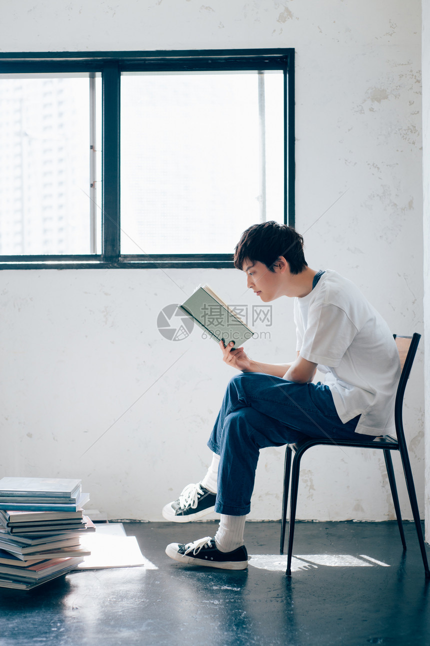 正在看书的男子图片