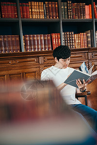 亚洲人集中学校读一本书的一个人在图书馆里图片