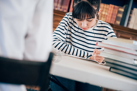 大楼内少女相册在图书馆学习的妇女图片