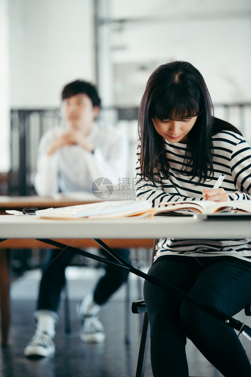 女生二十几岁大学上课的女图片