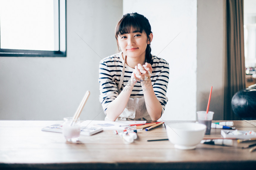 年轻美女居家绘画图片