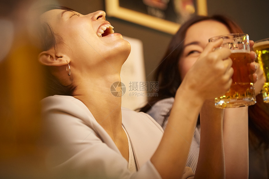 年轻白领聚会开心喝酒图片