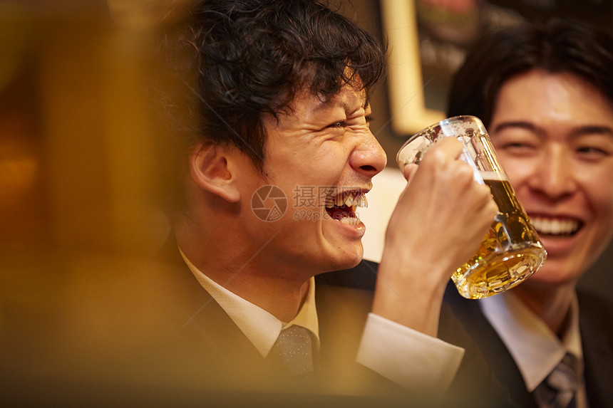 享受幸福快乐工作的人喝酒图片