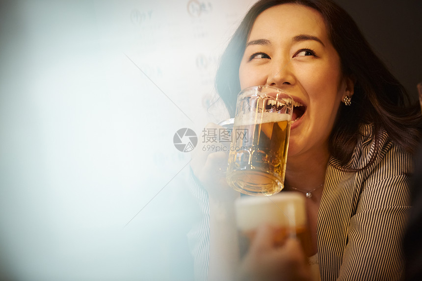 年轻白领聚会开心喝酒图片