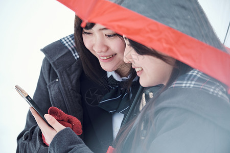 观看年轻的女孩校服高中女孩在多雪的图片