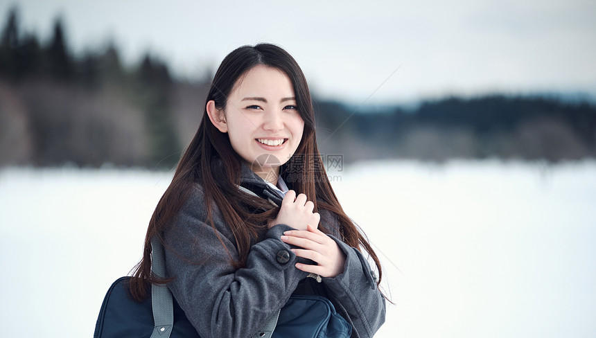 站在雪地上的女高中生肖像图片