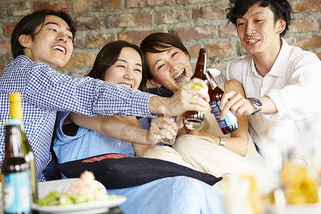 家庭派对上喝酒聊天的年轻人图片