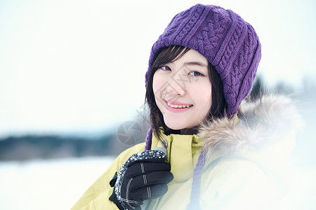滑雪场站立亚洲滑雪胜地的女人图片