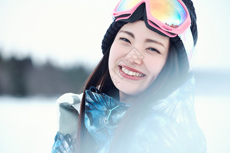 女旅行笑脸滑雪胜地的女人图片