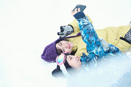 冬天积雪拍照滑雪胜地的女人图片