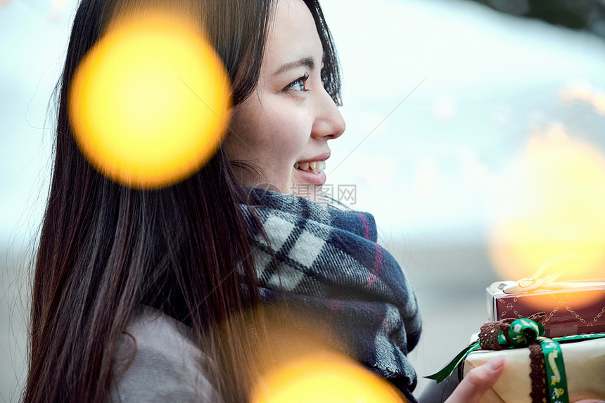 举起圣诞节圣诞礼物有礼物的女人图片