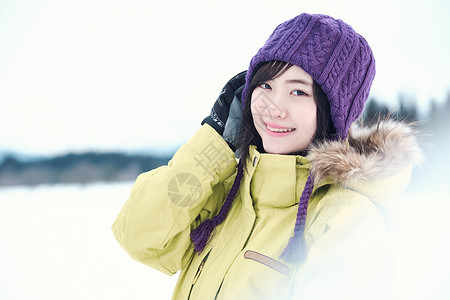 亚洲笑脸旅游滑雪胜地的女人图片