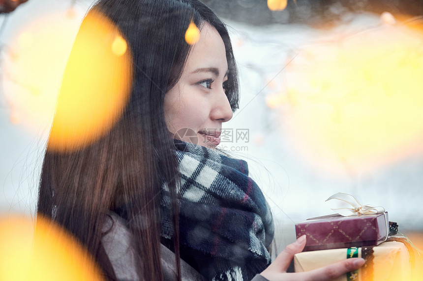 1人女生雪有礼物的女人图片