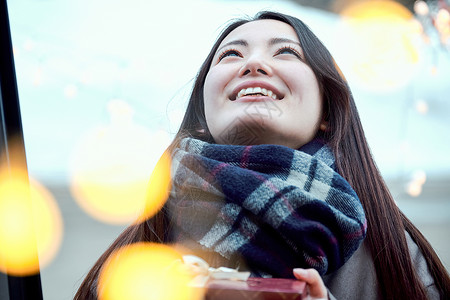 二十几岁户外雪有礼物的女人高清图片