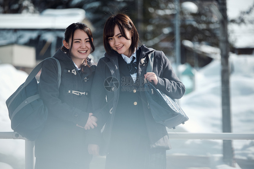 早晨亚洲火车高中女孩在多雪的图片