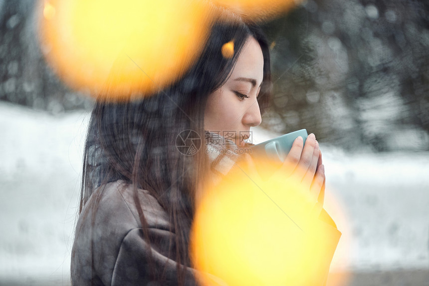 亚洲遵守女孩享受在雪的妇女茶时间图片