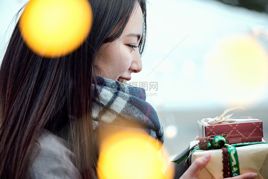 圣诞节尤尔雪国有礼物的女人图片