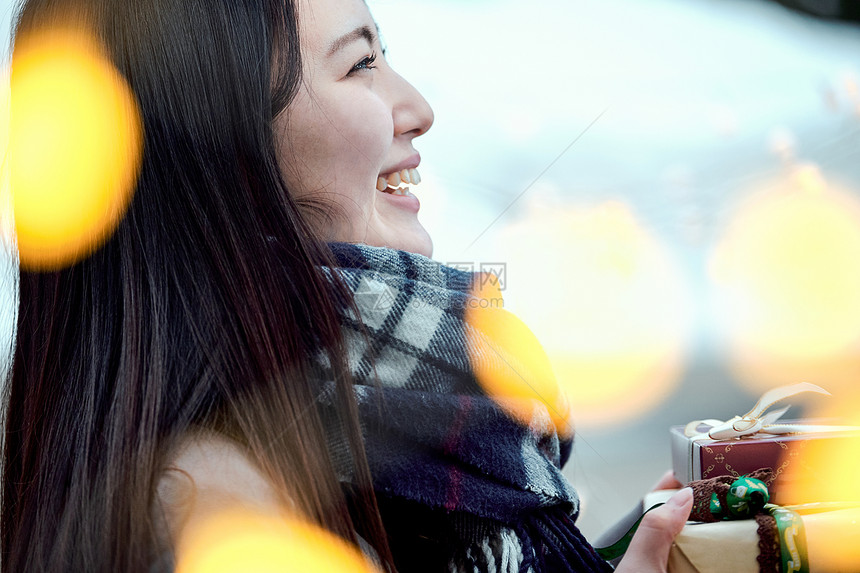 年轻照明1人有礼物的女人图片