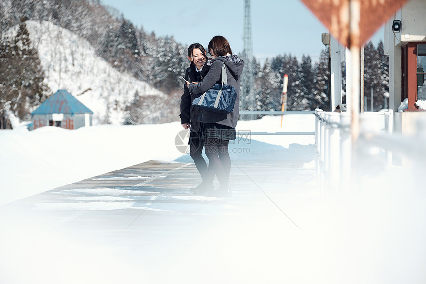 笑脸青少年亚洲人高中女孩在多雪的图片