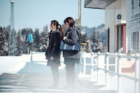 朋友日本人人类高中女孩在多雪的图片