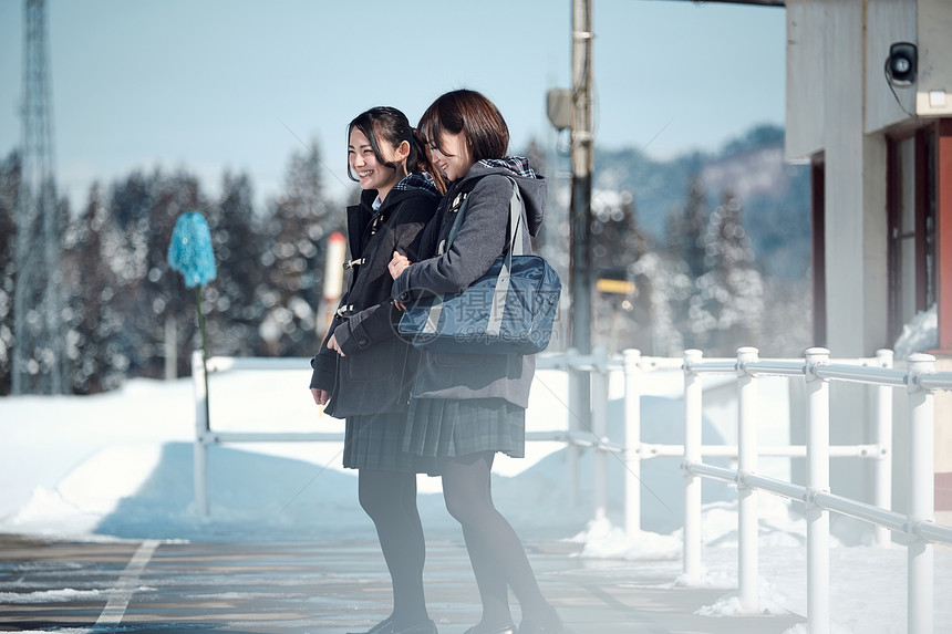 上学途中校服通体高中女孩在多雪的图片