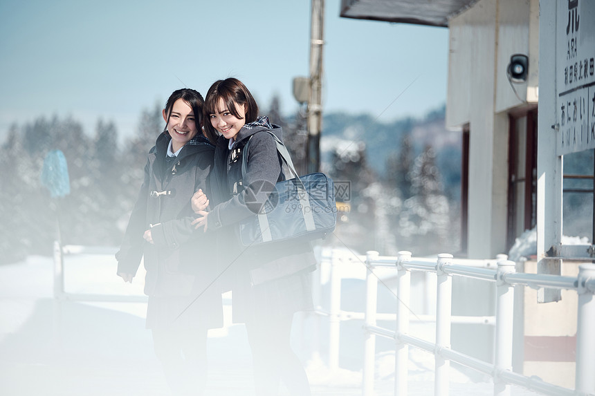 等候好朋友青春高中女孩在多雪的图片