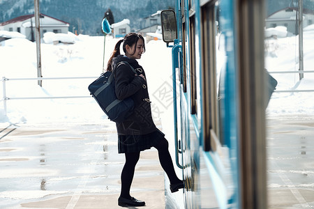 微笑高中女生外套高中女孩在多雪的图片