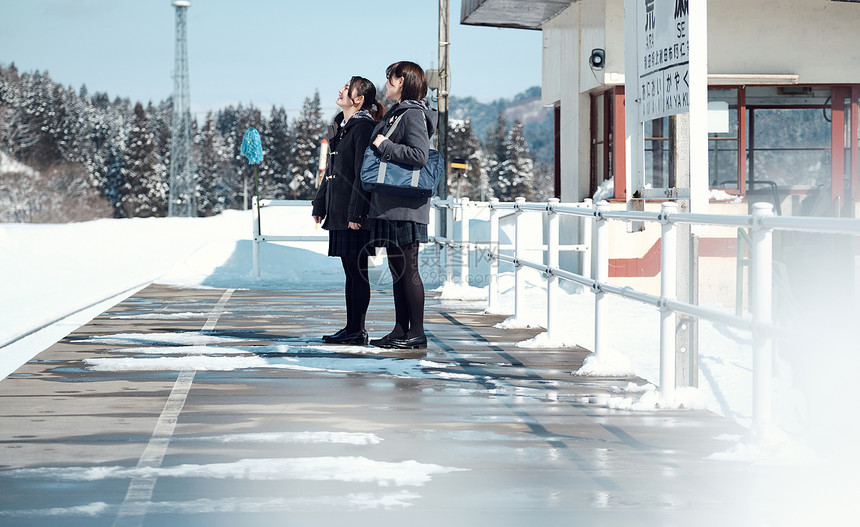 法院冬下雪的高中女孩在多雪的图片