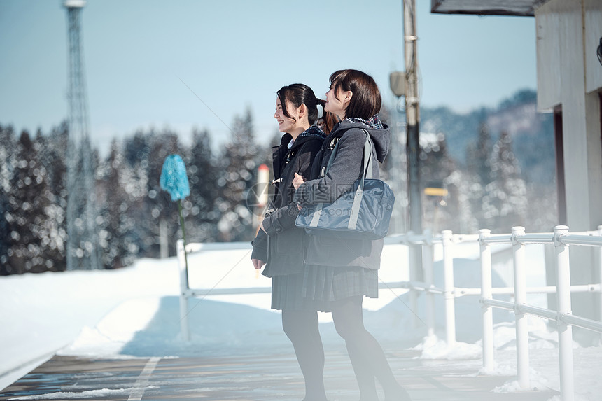 穿JK制服逛雪山的年轻女孩图片