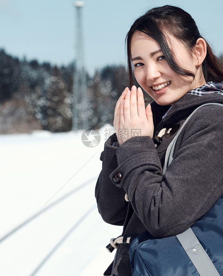 站通勤上学文稿空间高中女孩在多雪的图片