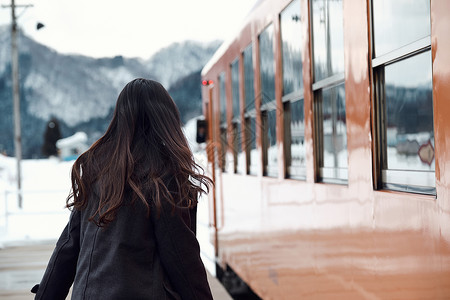 青春女人胸像采取火车的高中女孩图片