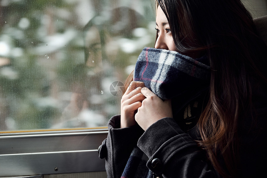 人类校服亚洲采取火车的高中女孩图片