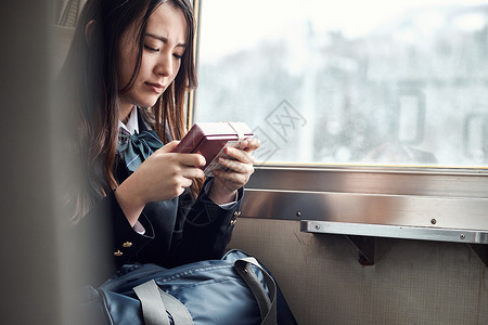 丰胸情人年轻人采取火车的高中女孩图片