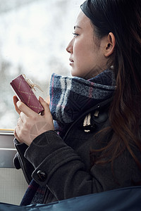 女人冬天礼物采取火车的高中女孩图片