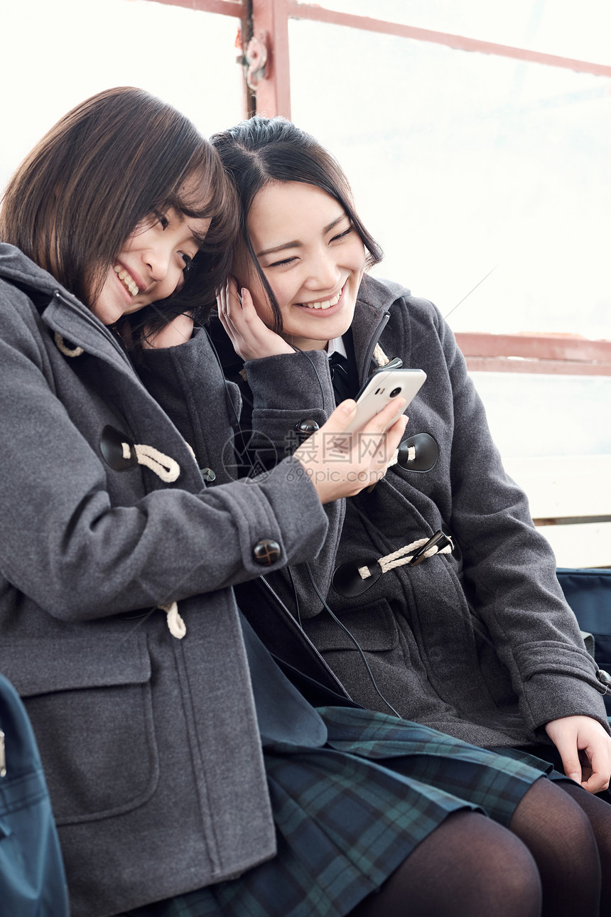 制服伙伴冬天高中女孩在多雪的图片