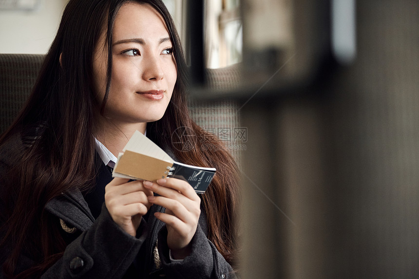 半身照天女生采取火车的高中女孩图片