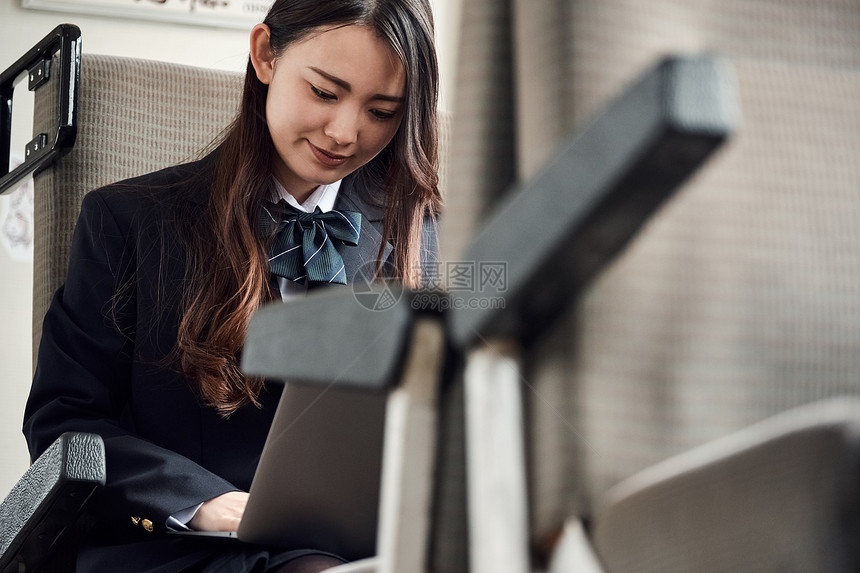 便携电脑单人上学采取火车的高中女孩图片