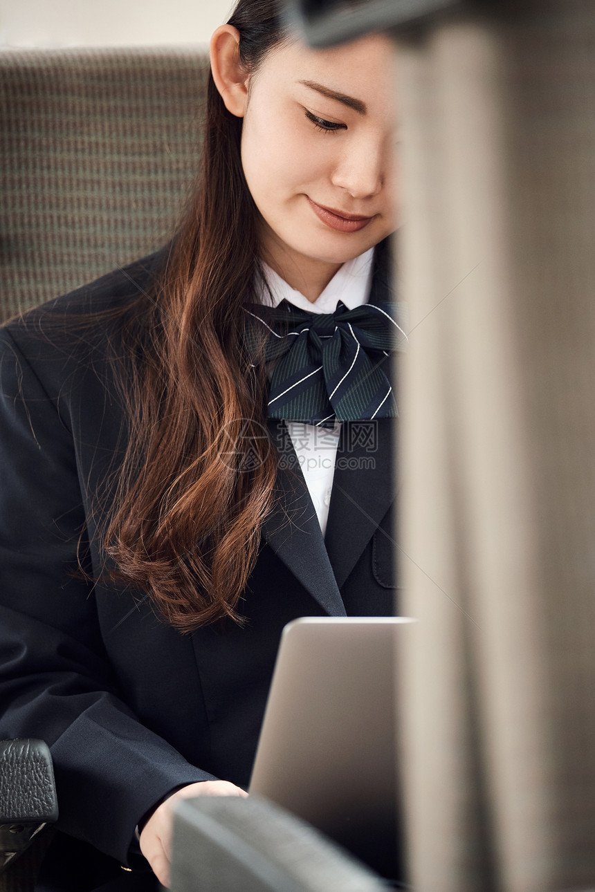 胸像女生回家的路采取火车的高中女孩图片