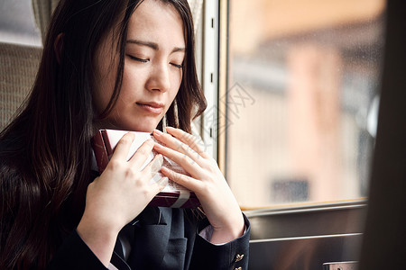 一人女士们高中女生采取火车的高中女孩图片