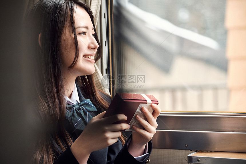 遵守文稿空间笑脸采取火车的高中女孩图片